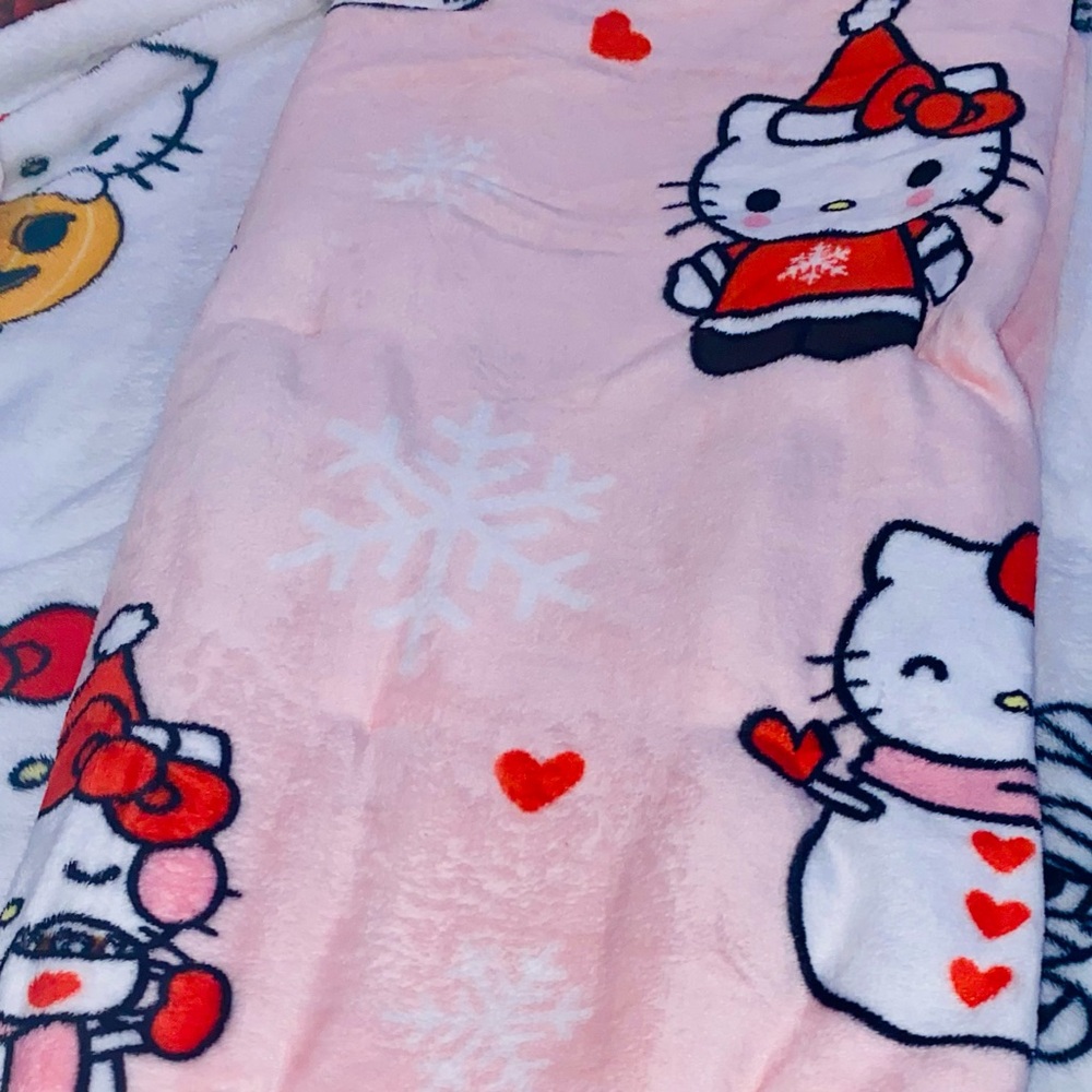 HTF RARE HELLO KITTY CHRISTMAS THROW - Picture 7 of 7